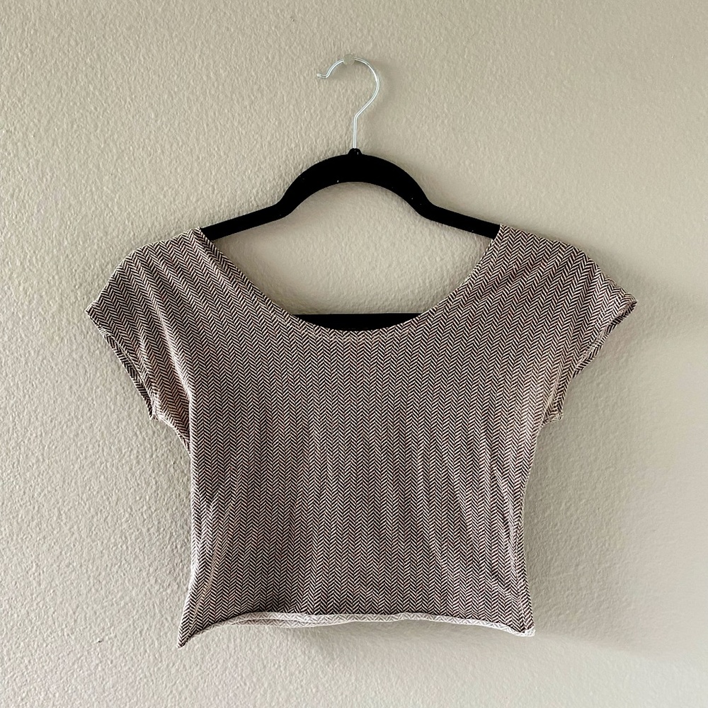Hi everyone, I’m selling a cream crop top that is very comfy